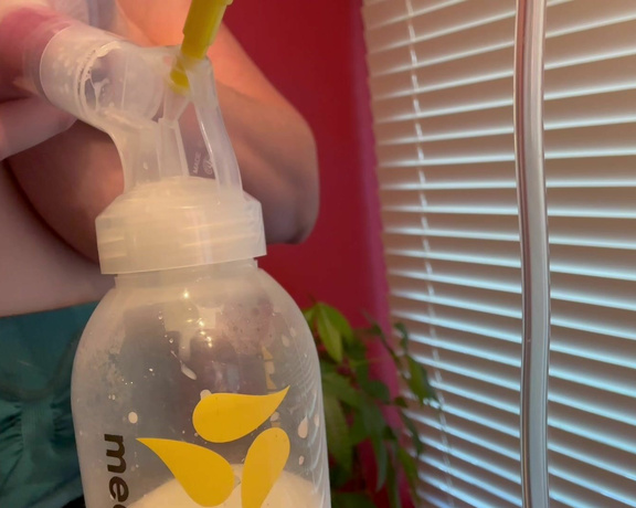 ManyVids - Bumpinbaccas - Pumping and swallowing 8 oz of breastmilk