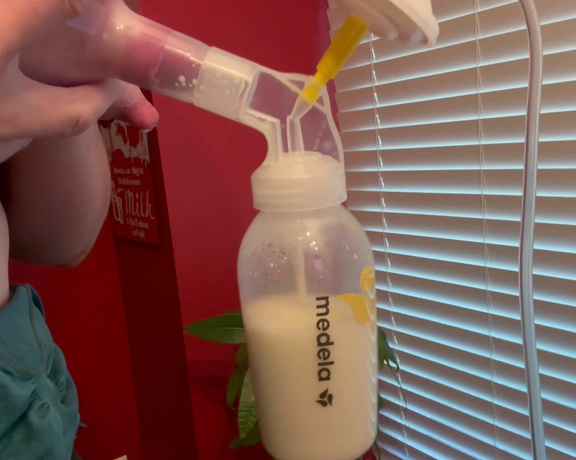 ManyVids - Bumpinbaccas - Pumping and swallowing 8 oz of breastmilk