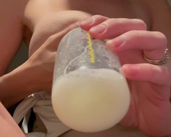 ManyVids - Bumpinbaccas - Hand expressing 3 oz in under 3 minutes