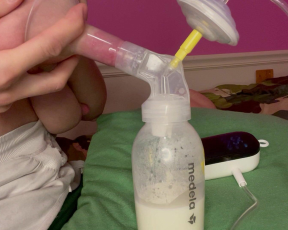 ManyVids - Bumpinbaccas - Just pumping milk