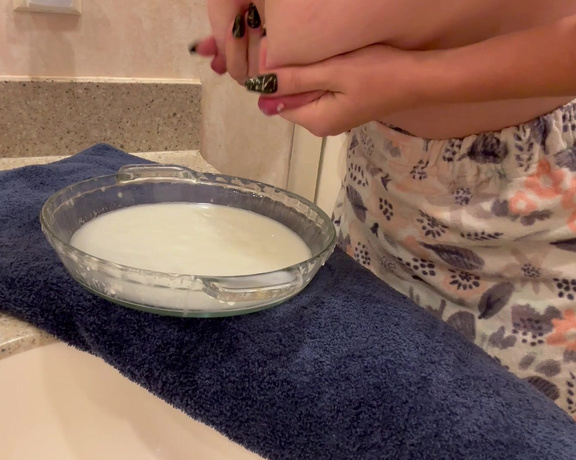 ManyVids - Bumpinbaccas - Spraying my milk into a dish and swallowing it