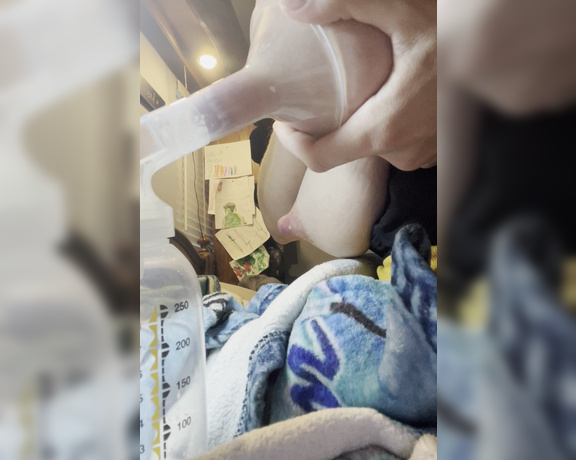 ManyVids - Bumpinbaccas - Pumping 5 ounces of breastmilk