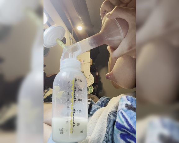 ManyVids - Bumpinbaccas - Pumping 5 ounces of breastmilk