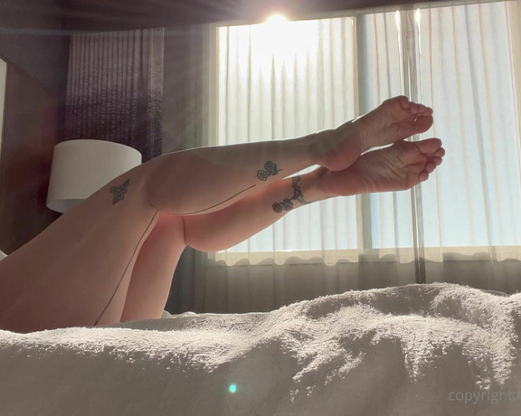 CatPrincess aka Catprincessfeet OnlyFans - Pt2 Hot hotel milf teases you with her wrinkly soles part 2 on her trip to California, the sunny mo