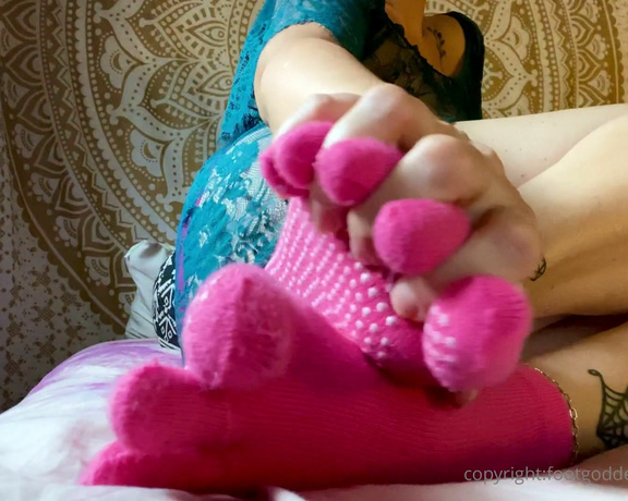 CatPrincess aka Catprincessfeet OnlyFans - I caress my ass in my sexy lingerie set as u watch my foot show with my new pink yoga sockstry to n