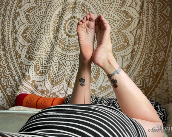 CatPrincess aka Catprincessfeet OnlyFans - The Pose tease, face and feet, scrunched and crossed soles, red long toes laying close as i can to y