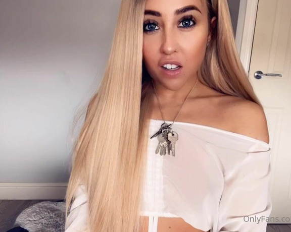 Miss Evie Lock aka Missevielock OnlyFans - On a scale of  how badly does it turn you on seeing your
