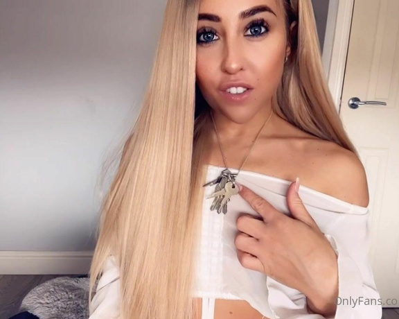 Miss Evie Lock aka Missevielock OnlyFans - On a scale of  how badly does it turn you on seeing your