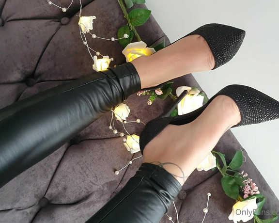 Miss Evie Lock aka Missevielock OnlyFans - Mmm, is that little cock of yours dripping over My pretty feet