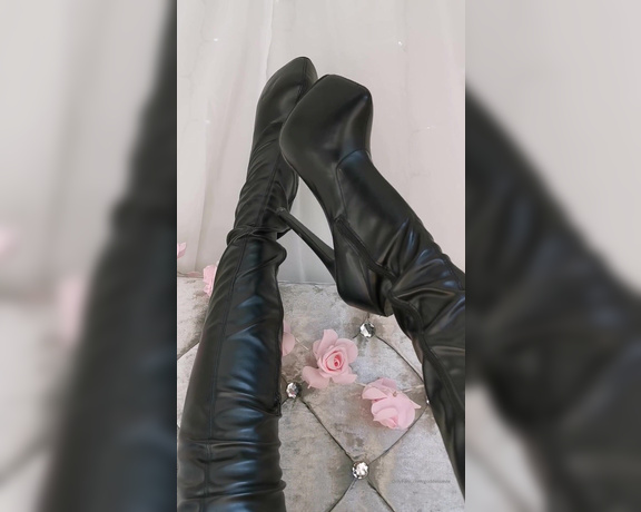 Miss Evie Lock aka Missevielock OnlyFans - Mmm, I know how horny you get for My hot boots I know how wea