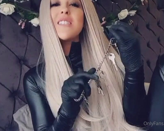 Miss Evie Lock aka Missevielock OnlyFans - Mmm, you see these keys bitch These are just a few of the lock