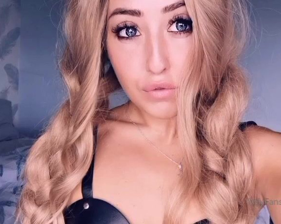 Miss Evie Lock aka Missevielock OnlyFans - Drink down every delicious drop of My spit! I know youre desper