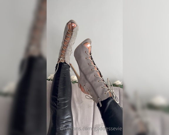 Miss Evie Lock aka Missevielock OnlyFans - How sexy are My pretty feet in these heels