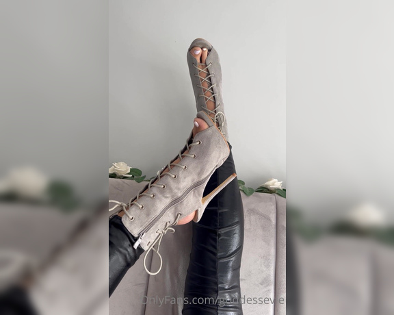 Miss Evie Lock aka Missevielock OnlyFans - How sexy are My pretty feet in these heels