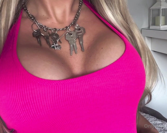 Miss Evie Lock aka Missevielock OnlyFans - These keys are MINE! I own the keys to the only means of your