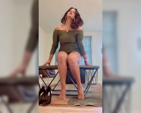 Bossy Ass Delilah aka Bossyassdelilah OnlyFans - IM STARTING TO LOVE SHORT DRESSES, CHECKING OUT HOW STRONG MY LEGS LOOK, IVE BEEN PUTTING IN WORK