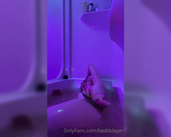 BadDSlayer aka Baddslayer OnlyFans - And here’s the footage that led to these shots! I thought my ass shaking to that elf music was ado 1
