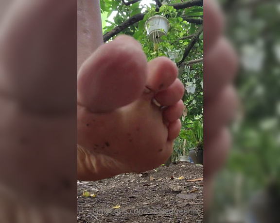 Meryann aka Solesqueenrd OnlyFans - Who love the nature and meaty feet