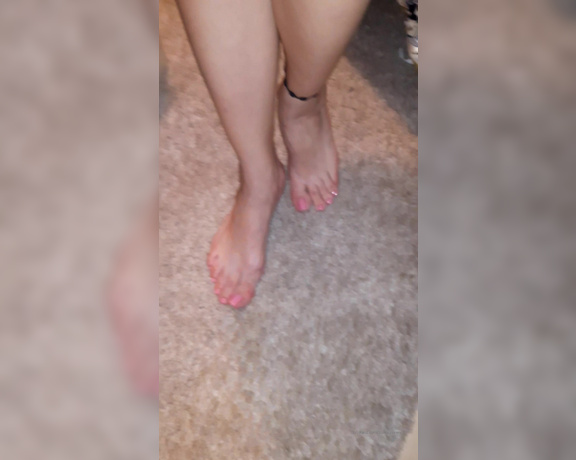 Meryann aka Solesqueenrd OnlyFans - Finally at home, my babies are happy when we are back ur solesqueenr and my friend feet