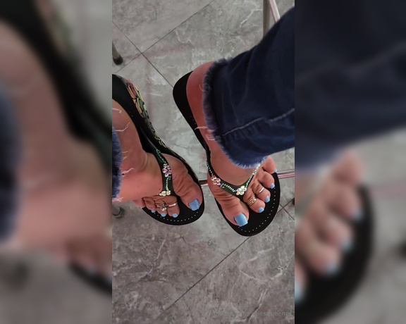 Meryann aka Solesqueenrd OnlyFans - One of those moments outside, that I dont care if they watch when I record my feet No me import