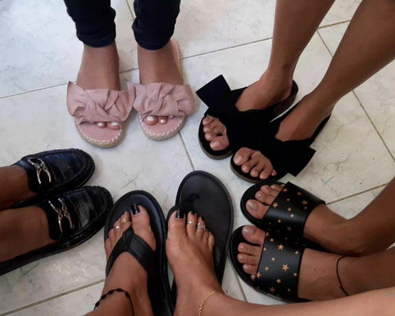 Meryann aka Solesqueenrd OnlyFans - Good morning merry Christmas, here family feet, mom, sister and nieces felices fiestas