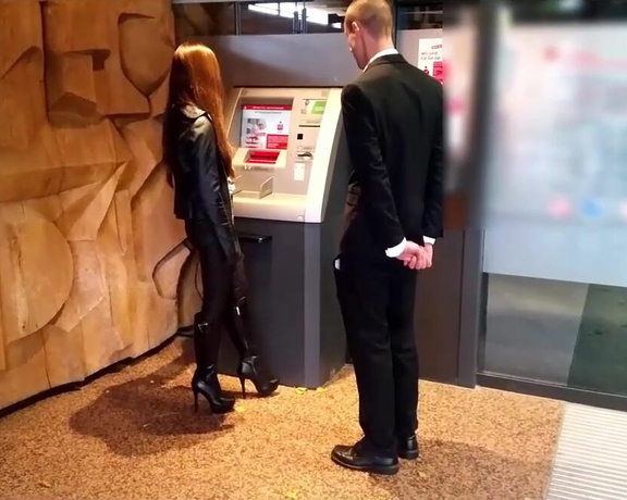 Herrin Lady Sarah aka Herrinlady OnlyFans - Zahltag fr mein Sklavenschwein Ich schrpfe die Sklavensau direkt am Bankautomat vor Zuschauern