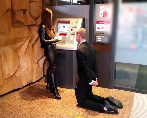 Herrin Lady Sarah aka Herrinlady OnlyFans - Zahltag fr mein Sklavenschwein Ich schrpfe die Sklavensau direkt am Bankautomat vor Zuschauern