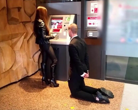 Herrin Lady Sarah aka Herrinlady OnlyFans - Zahltag fr mein Sklavenschwein Ich schrpfe die Sklavensau direkt am Bankautomat vor Zuschauern