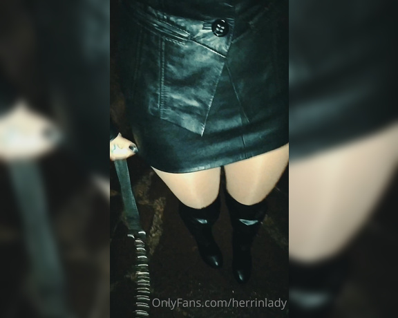 Herrin Lady Sarah aka Herrinlady OnlyFans - Nach der Kontomelkung  Mit Halsband und Leine aus der Bank um sich dann brav auf den Knien in der