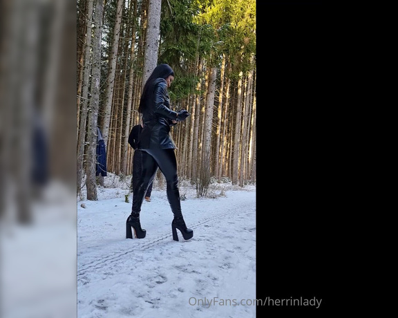 Herrin Lady Sarah aka Herrinlady OnlyFans - Die Herrin hatte mal wieder richtig Spa mit ihrem Lederschwein  An einem Baum im Wald angekette