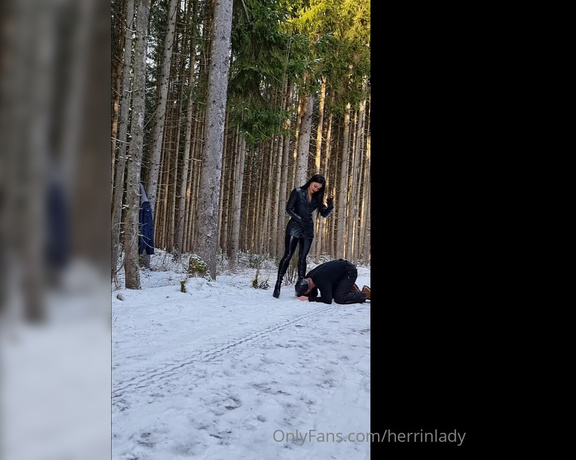 Herrin Lady Sarah aka Herrinlady OnlyFans - Die Herrin hatte mal wieder richtig Spa mit ihrem Lederschwein  An einem Baum im Wald angekette