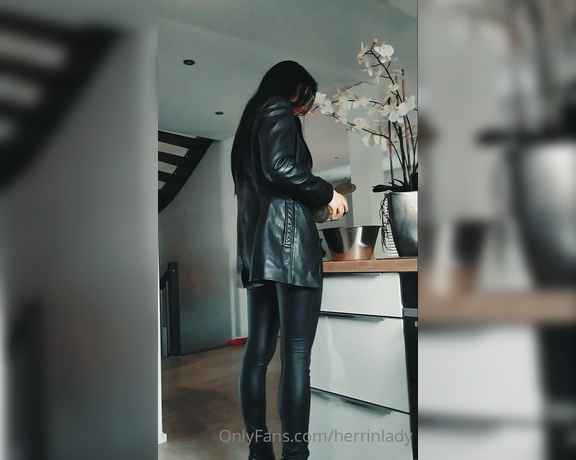 Herrin Lady Sarah aka Herrinlady OnlyFans - Hier zeige ich mehrere kurz Clips in heien Leder und Lack Outfits und kleinen Szenen von meinen Ses