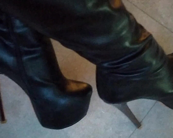 Herrin Lady Sarah aka Herrinlady OnlyFans - Wie gerne du jetzt vor mir knien wrdest  Das perfekte Outfit, die perfekten Stiefel um dir