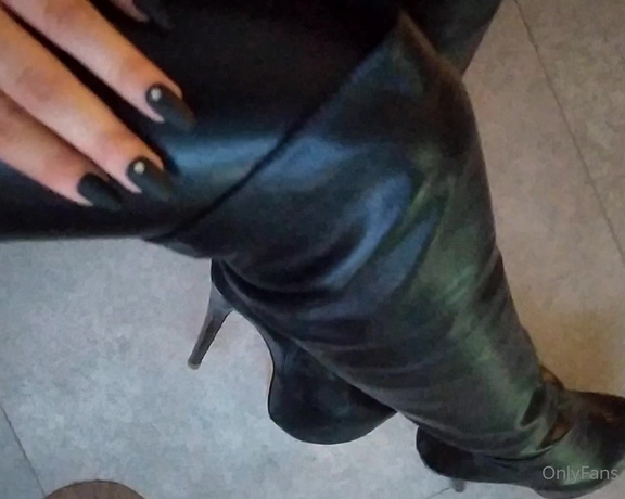 Herrin Lady Sarah aka Herrinlady OnlyFans - Wie gerne du jetzt vor mir knien wrdest  Das perfekte Outfit, die perfekten Stiefel um dir