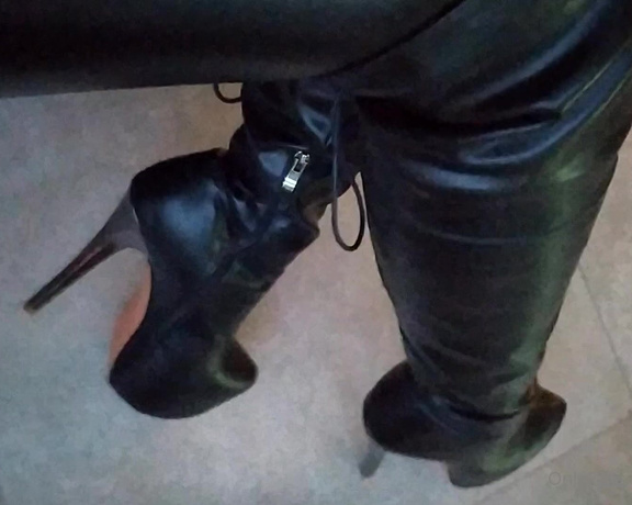 Herrin Lady Sarah aka Herrinlady OnlyFans - Wie gerne du jetzt vor mir knien wrdest  Das perfekte Outfit, die perfekten Stiefel um dir