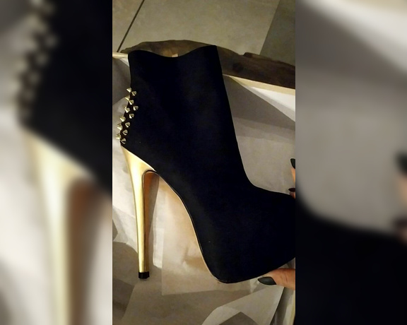 Herrin Lady Sarah aka Herrinlady OnlyFans - Von meiner Kriechersau  Truthahn ich liebe Geschenke und ich liebe Schuhe  Es kann nie genug