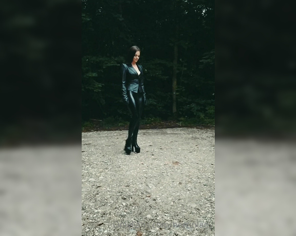 Herrin Lady Sarah aka Herrinlady OnlyFans - The perfect leather outfit  to fuck your brain Das perfekte Lederoutfit  Perfekt um dir