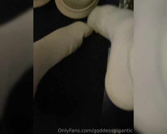 Madeleine aka Goddessgigantic OnlyFans - Planes aren’t designed for my height Peeled my shoes off in front of the packed flight, to expose 5