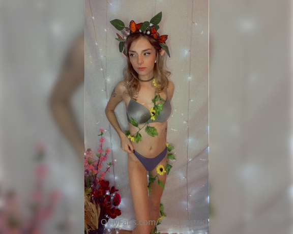 Astrid Mae aka Sadgirlastrid OnlyFans - I feel absolutely adorable as a little elf