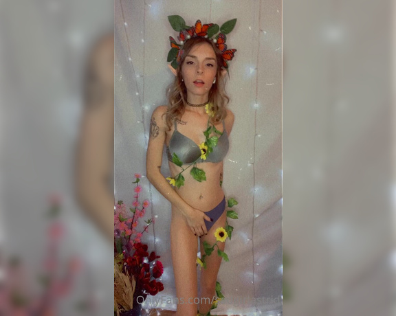 Astrid Mae aka Sadgirlastrid OnlyFans - I feel absolutely adorable as a little elf