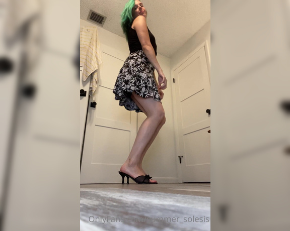 Summer Solesis aka Summer_solesis OnlyFans - Felt pretty today Showing off my long legs