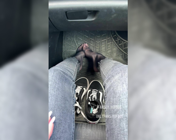 YGoddess aka Ygfoot OnlyFans - My slave was driving me home from the grocery store, I gave him a treat )