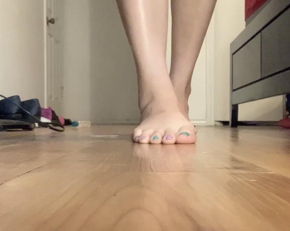 Natasha aka Vibez3 OnlyFans - My new pedi just in time for Easter hear my sticky toes against the floor towards the end tip