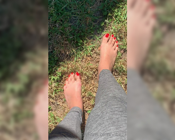 Natasha aka Vibez3 OnlyFans - Finally made it home! Quick little earthing session to keep myself grounded!