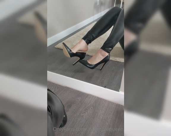 Asian Sole Queen aka Asiansolequeen OnlyFans - These feet are available to drain you for the rest of the evening DM me for vid calls, chat sessi