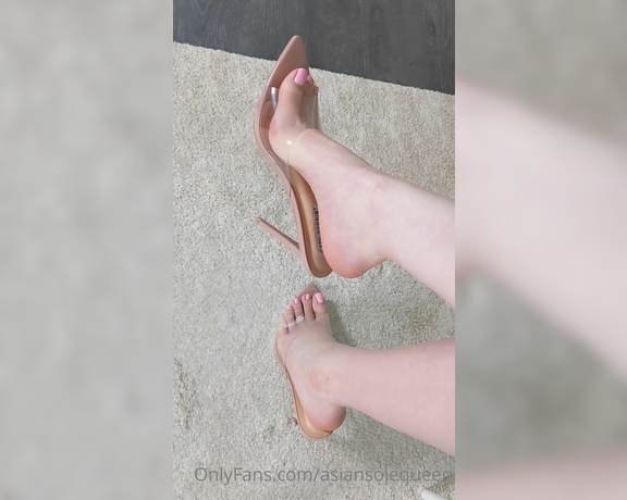 Asian Sole Queen aka Asiansolequeen OnlyFans - My pretty toes and arches draw you in while my dangling makes you become mesmerizedpulling you
