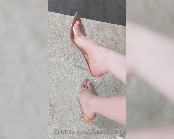 Asian Sole Queen aka Asiansolequeen OnlyFans - My pretty toes and arches draw you in while my dangling makes you become mesmerizedpulling you