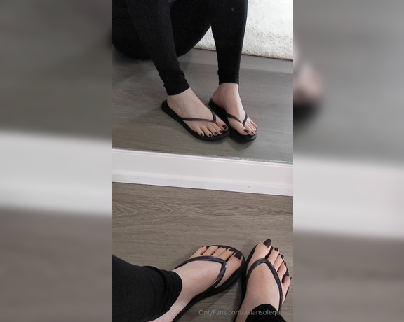 Asian Sole Queen aka Asiansolequeen OnlyFans - Lemme drain your balls with my perfect toes and soles Im available for vid calls and chat sessio