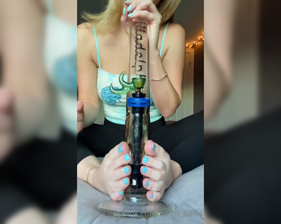 Sam Soles aka Sams_soles OnlyFans - Relaxing with my bong & new manipedi which I LOVE Hope you do too How was your day!