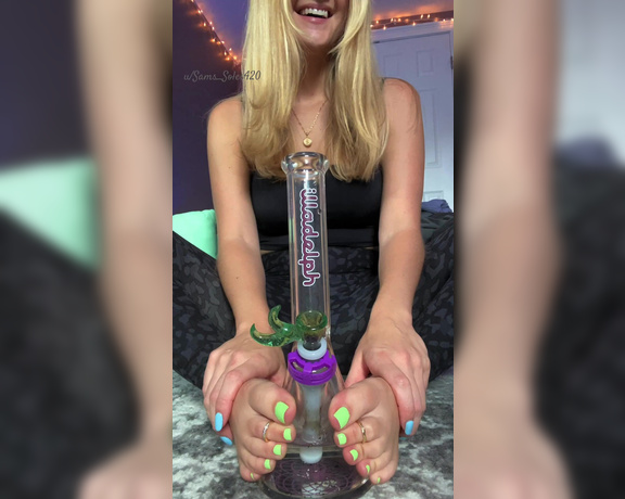 Sam Soles aka Sams_soles OnlyFans - Early end to the work day means bong rips and toe grips